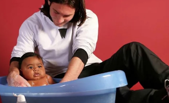 LIONEL MESSI EXPLAINS THE STORY BEHIND VIRAL PHOTO OF HIM BATHING BABY LAMINE YAMAL