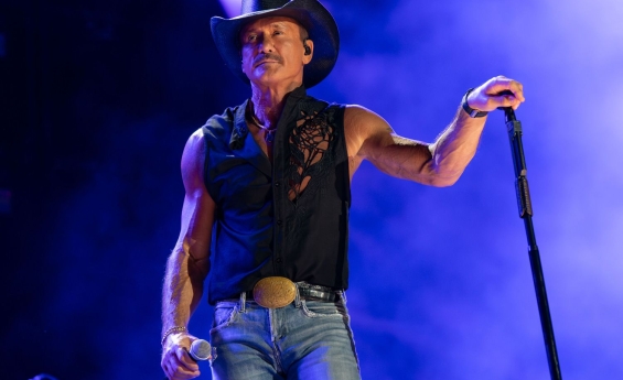TIM MCGRAW ADDRESSES FALLING ONSTAGE AT HIS CONCERT IN CINCINNATI