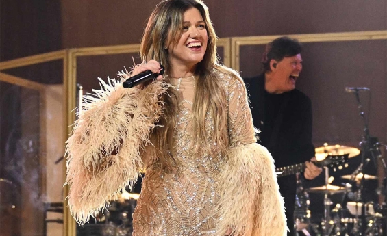KELLY CLARKSON REVEALS WHY SHE'S NOT READY TO DATE AGAIN