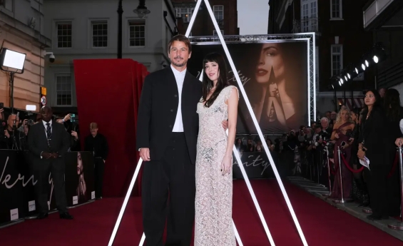 ‘VERITY’ PUTS ANNE HATHAWAY, DAKOTA JOHNSON, AND JOSH HARTNETT IN A STEAMY COLEEN HOOVER THRILLER