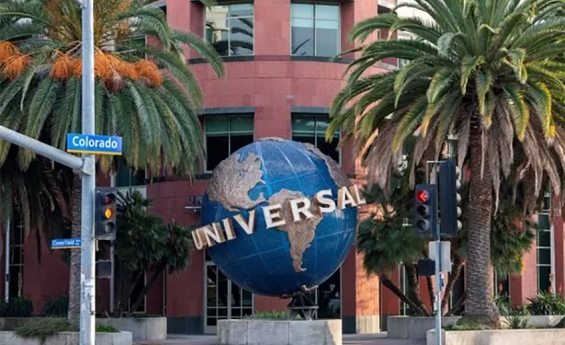 UNIVERSAL EXTENDS THEATRICAL WINDOW, A MAJOR BOOST FOR MOVIE THEATERS