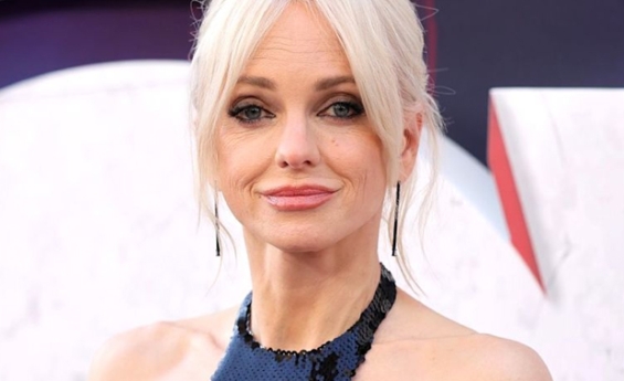 ANNA FARIS SAYS SOBRIETY HELPED HER  STEP AWAY FROM SELF-SABOTAGE