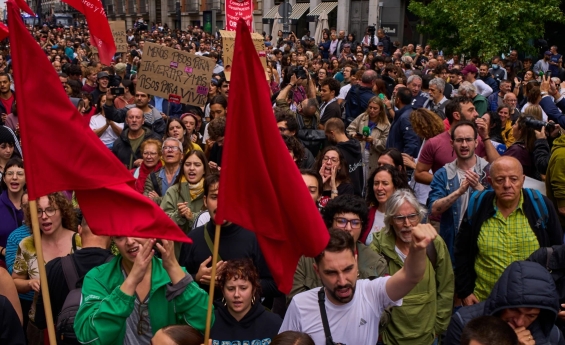 SPANISH PROTESTERS MARCH ON PARLIAMENT AS EMERGENCY HOUSING DECREES ARE SET TO BE REJECTED