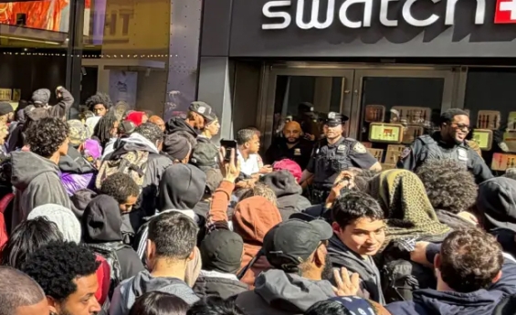  SWATCH SHUTS STORES ACROSS UK AFTER HUGE CROWDS QUEUE FOR NEW LIMITED EDITION WATCH