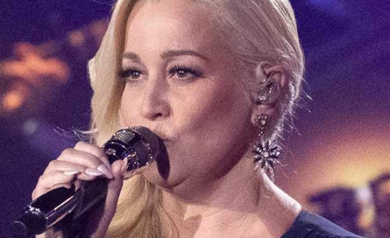 KELLIE PICKLER RETURNED TO AMERICAN IDOL ON MAY 4 TO PERFORM A DUET WITH HANNAH HARPER.