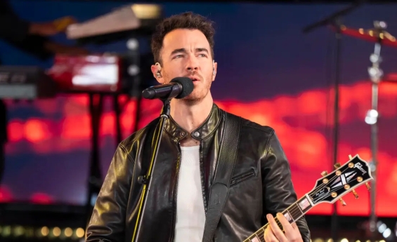KEVIN JONAS ACCIDENTALLY SENT A NUDE PHOTO TO A GROUP CHAT WITH HIS BROTHERS AND FRIENDS