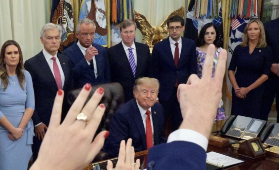 DONALD TRUMP BANS CNN AND OTHER NEWS OUTLETS FROM THE WHITEHOUSE
