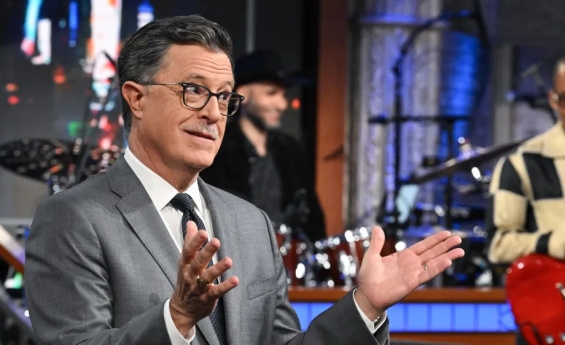 STEPHEN COLBERT KISSES PEDRO PASCAL AND JULIA LOUIS-DREYFUS IN SHOW FAREWELL