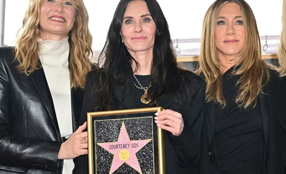 JENNIFER ANISTON TEARS UP AS LISA KUDROW REFLECTS ON END OF 'FRIENDS'