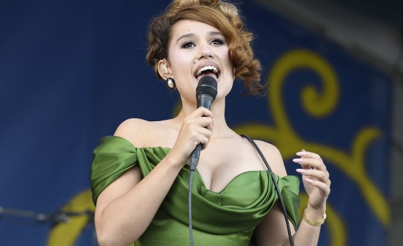 RAYE HALTS NEW ORLEANS JAZZ FEST PERFORMANCE TO ASSIST FAN 