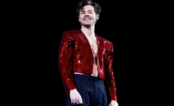 HARRY STYLES KISSES BEN MARSHALL DURING SNL MONOLOGUE WHILE ADDRESSING 'QUEERBAITING' CLAIMS 