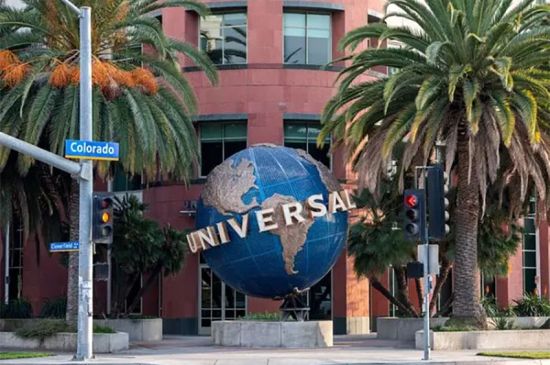 UNIVERSAL EXTENDS THEATRICAL WINDOW, A MAJOR BOOST FOR MOVIE THEATERS