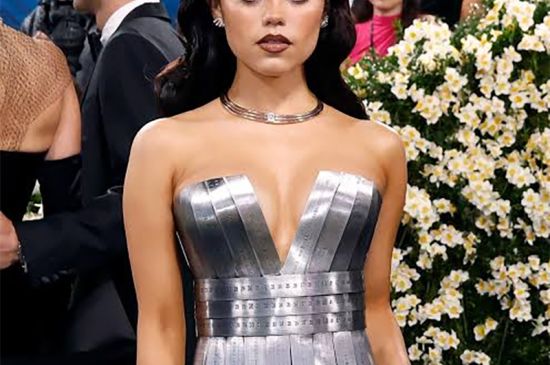JENNA ORTEGA TURNS METAL INTO RED CARPET COUTURE
