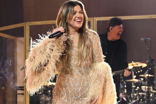 KELLY CLARKSON REVEALS WHY SHE'S NOT READY TO DATE AGAIN