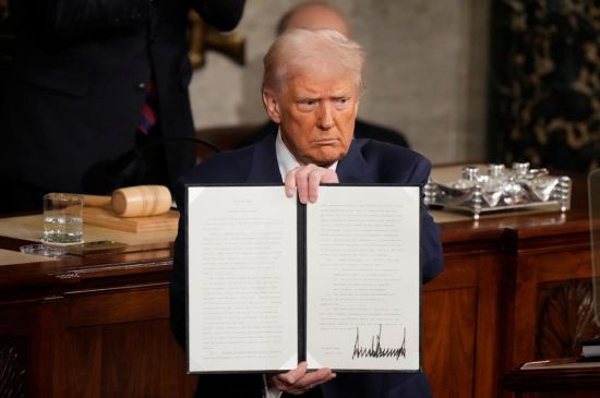 DONALD TRUMP SIGNS IMMIGRATION ACTION TO LIMIT BIRTHRIGHT CITIZENSHIP AND “BIRTH TOURISM”