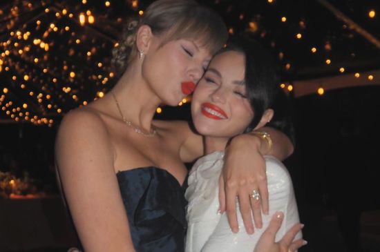 TAYLOR SWIFT GIFTED SELENA GOMEZ A HANDMADE ASTROLOGY - THEMED PRESENT FOR HER 30TH BIRTHDAY.