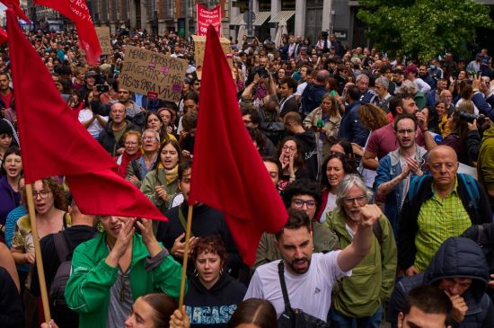 SPANISH PROTESTERS MARCH ON PARLIAMENT AS EMERGENCY HOUSING DECREES ARE SET TO BE REJECTED