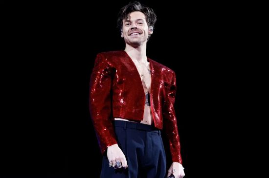 HARRY STYLES KISSES BEN MARSHALL DURING SNL MONOLOGUE WHILE ADDRESSING 'QUEERBAITING' CLAIMS 