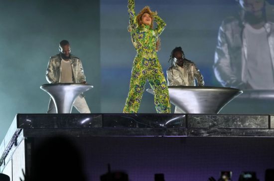 SHAKIRA THRILLS A CROWD OF 2 MILLION WITH FREE CONCERT IN BRAZIL
