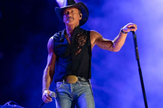 TIM MCGRAW ADDRESSES FALLING ONSTAGE AT HIS CONCERT IN CINCINNATI