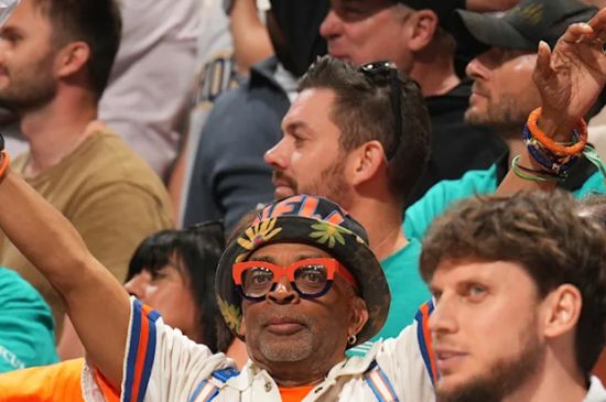 KNICKS FANS DEMAND ELMO CHOOSE A SIDE AFTER NEUTRAL FINALS POST