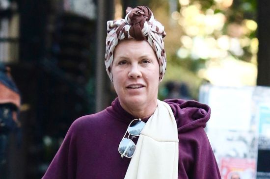 PINK DEFENDS MAKEUP-FREE PAPARAZZI PHOTO, SAYS SHE LOOKS “HOT”