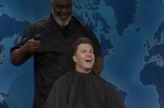 SNL JOKE SWAP LEAVES AUDIENCE STUNNED AS MICHAEL CHE DECLARES “MICHAEL JACKSON DID NOTHING WRONG” AND COLIN JOST NEARLY SHAVES HIS HEAD